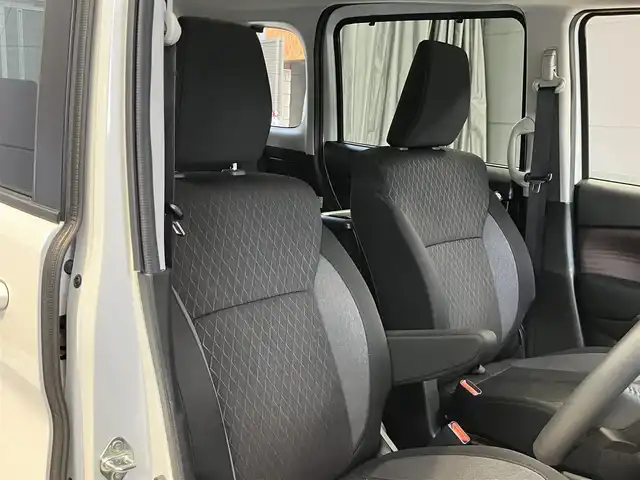 スズキ ソリオ バンディット HV MV 東京都 2025(令7)年 0.4万km ピュアホワイトパール/ガンメタリック2トーン 4WD/ワンオーナー/2トーンルーフ仕様/セーフティサポート/・デュアルセンサーサポート2/・誤発進抑制機能/・後方誤発進抑制機能/・パーキングセンサー/・低速時ブレーキサポート（前進・後退）/・車線逸脱抑制機能/・車線逸脱警告機能/・ふらつき警告機能/・標識認識機能/・ハイビームアシスト/・ブラインドスポットモニター/・アクティブクルーズコントロール/両側パワースライドドア/純正9インチナビ/・地デジ/DVD/CD/USBソケット/全方位カメラ/AppleCarPlay Android auto/プッシュスタート/ヘッドアップディスプレイ/シートヒーター /保証書・取扱説明書・スペアキー