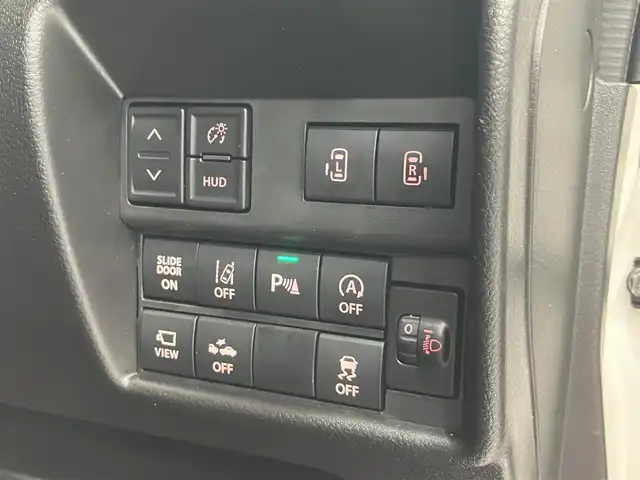 スズキ ソリオ バンディット HV MV 東京都 2025(令7)年 0.4万km ピュアホワイトパール/ガンメタリック2トーン 4WD/ワンオーナー/2トーンルーフ仕様/セーフティサポート/・デュアルセンサーサポート2/・誤発進抑制機能/・後方誤発進抑制機能/・パーキングセンサー/・低速時ブレーキサポート（前進・後退）/・車線逸脱抑制機能/・車線逸脱警告機能/・ふらつき警告機能/・標識認識機能/・ハイビームアシスト/・ブラインドスポットモニター/・アクティブクルーズコントロール/両側パワースライドドア/純正9インチナビ/・地デジ/DVD/CD/USBソケット/全方位カメラ/AppleCarPlay Android auto/プッシュスタート/ヘッドアップディスプレイ/シートヒーター /保証書・取扱説明書・スペアキー