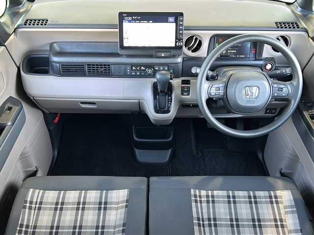 ホンダ Ｎ ＢＯＸ JOY 静岡県 2025(令7)年 1.2万km グレーⅡ 純正ナビ/・CD/DVD/・FM/AM/・フルセグTV/・Music Rack/・Apple Car Play/・Android Auto/・SD/・USB/・Bluetooth/ホンダセンシング/●衝突軽減ブレーキ（CMBS）/●先行車発進お知らせ機能/●歩行者事故低減ステアリング/●路外逸脱抑制機能/●標識認識機能/●渋滞追従機能付ACC/●車線維持支援システム（LKAS）/●誤発進抑制機能/●後方誤発進抑制機能/●近距離衝突軽減ブレーキ/●急アクセル抑制機能/●パーキングセンサーシステム/●オートハイビーム/主要装備/・ドライブレコーダー/・ＥＴＣ/・２トーンカラー/・運転席＋助手席シートヒーター/・両側パワスラ/・チェック柄撥水ファブリック/・サイドカーテンエアバッグ/・バックカメラ