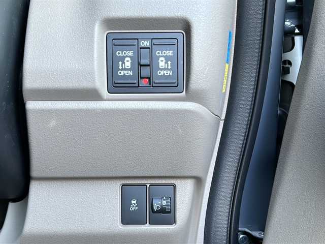 ホンダ Ｎ ＢＯＸ JOY 静岡県 2025(令7)年 1.2万km グレーⅡ 純正ナビ/・CD/DVD/・FM/AM/・フルセグTV/・Music Rack/・Apple Car Play/・Android Auto/・SD/・USB/・Bluetooth/ホンダセンシング/●衝突軽減ブレーキ（CMBS）/●先行車発進お知らせ機能/●歩行者事故低減ステアリング/●路外逸脱抑制機能/●標識認識機能/●渋滞追従機能付ACC/●車線維持支援システム（LKAS）/●誤発進抑制機能/●後方誤発進抑制機能/●近距離衝突軽減ブレーキ/●急アクセル抑制機能/●パーキングセンサーシステム/●オートハイビーム/主要装備/・ドライブレコーダー/・ＥＴＣ/・２トーンカラー/・運転席＋助手席シートヒーター/・両側パワスラ/・チェック柄撥水ファブリック/・サイドカーテンエアバッグ/・バックカメラ