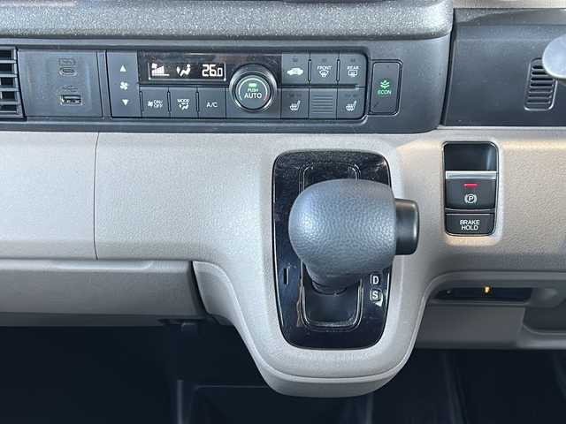 ホンダ Ｎ ＢＯＸ JOY 静岡県 2025(令7)年 1.2万km グレーⅡ 純正ナビ/・CD/DVD/・FM/AM/・フルセグTV/・Music Rack/・Apple Car Play/・Android Auto/・SD/・USB/・Bluetooth/ホンダセンシング/●衝突軽減ブレーキ（CMBS）/●先行車発進お知らせ機能/●歩行者事故低減ステアリング/●路外逸脱抑制機能/●標識認識機能/●渋滞追従機能付ACC/●車線維持支援システム（LKAS）/●誤発進抑制機能/●後方誤発進抑制機能/●近距離衝突軽減ブレーキ/●急アクセル抑制機能/●パーキングセンサーシステム/●オートハイビーム/主要装備/・ドライブレコーダー/・ＥＴＣ/・２トーンカラー/・運転席＋助手席シートヒーター/・両側パワスラ/・チェック柄撥水ファブリック/・サイドカーテンエアバッグ/・バックカメラ