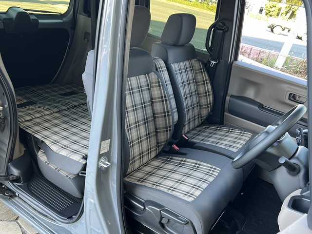 ホンダ Ｎ ＢＯＸ JOY 静岡県 2025(令7)年 1.2万km グレーⅡ 純正ナビ/・CD/DVD/・FM/AM/・フルセグTV/・Music Rack/・Apple Car Play/・Android Auto/・SD/・USB/・Bluetooth/ホンダセンシング/●衝突軽減ブレーキ（CMBS）/●先行車発進お知らせ機能/●歩行者事故低減ステアリング/●路外逸脱抑制機能/●標識認識機能/●渋滞追従機能付ACC/●車線維持支援システム（LKAS）/●誤発進抑制機能/●後方誤発進抑制機能/●近距離衝突軽減ブレーキ/●急アクセル抑制機能/●パーキングセンサーシステム/●オートハイビーム/主要装備/・ドライブレコーダー/・ＥＴＣ/・２トーンカラー/・運転席＋助手席シートヒーター/・両側パワスラ/・チェック柄撥水ファブリック/・サイドカーテンエアバッグ/・バックカメラ