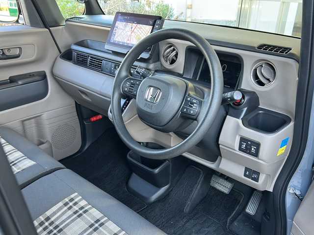ホンダ Ｎ ＢＯＸ JOY 静岡県 2025(令7)年 1.2万km グレーⅡ 純正ナビ/・CD/DVD/・FM/AM/・フルセグTV/・Music Rack/・Apple Car Play/・Android Auto/・SD/・USB/・Bluetooth/ホンダセンシング/●衝突軽減ブレーキ（CMBS）/●先行車発進お知らせ機能/●歩行者事故低減ステアリング/●路外逸脱抑制機能/●標識認識機能/●渋滞追従機能付ACC/●車線維持支援システム（LKAS）/●誤発進抑制機能/●後方誤発進抑制機能/●近距離衝突軽減ブレーキ/●急アクセル抑制機能/●パーキングセンサーシステム/●オートハイビーム/主要装備/・ドライブレコーダー/・ＥＴＣ/・２トーンカラー/・運転席＋助手席シートヒーター/・両側パワスラ/・チェック柄撥水ファブリック/・サイドカーテンエアバッグ/・バックカメラ