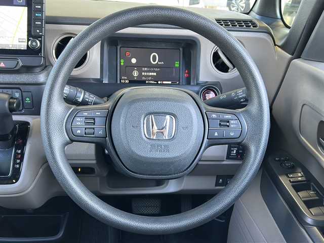 ホンダ Ｎ ＢＯＸ JOY 静岡県 2025(令7)年 1.2万km グレーⅡ 純正ナビ/・CD/DVD/・FM/AM/・フルセグTV/・Music Rack/・Apple Car Play/・Android Auto/・SD/・USB/・Bluetooth/ホンダセンシング/●衝突軽減ブレーキ（CMBS）/●先行車発進お知らせ機能/●歩行者事故低減ステアリング/●路外逸脱抑制機能/●標識認識機能/●渋滞追従機能付ACC/●車線維持支援システム（LKAS）/●誤発進抑制機能/●後方誤発進抑制機能/●近距離衝突軽減ブレーキ/●急アクセル抑制機能/●パーキングセンサーシステム/●オートハイビーム/主要装備/・ドライブレコーダー/・ＥＴＣ/・２トーンカラー/・運転席＋助手席シートヒーター/・両側パワスラ/・チェック柄撥水ファブリック/・サイドカーテンエアバッグ/・バックカメラ