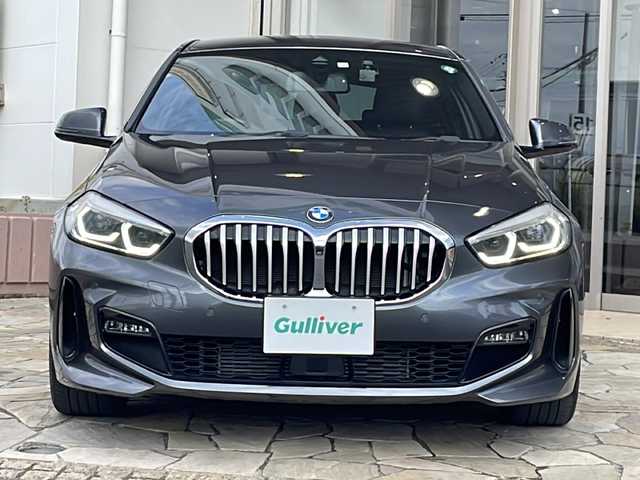 ＢＭＷ １１８ｄ Mスポーツ EDジョイ+ 静岡県 2020(令2)年 3.8万km ミネラルグレー 純正ナビ/・バックモニター/・Bluetooth/・USB/主要装備/・プッシュスタート/・ETC車載器/・ドライブレコーダー/・アダプティブクルーズコントロール/・レーンキープアシスト/・前後コーナーセンサー/・LEDヘッドライト/・純正18インチAW/・純正フロアマット/・オートライト/・ハーフレザーシート/・アイドリングストップ
