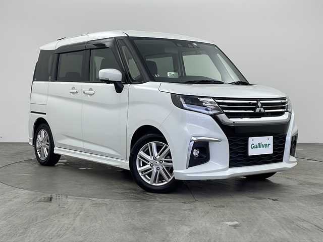 三菱 デリカＤ：２ ハイブリッドMZ 全方位カメラパッケージ 兵庫県 2023(令5)年 4.3万km ピュアホワイトP ・社外メモリナビ（MDV-D7098i）/　Bluetoothオーディオ/　CD/DVD再生/　USB接続/　フルセグテレビ/・アラウンドビューモニター/・純正ETC/・レーダークルーズコントロール/・レーンキープアシスト/・衝突被害軽減ブレーキ/・社外フロアマット/・シートヒーター（運転席・助手席）/・純正15インチアルミホイール/・両側パワースライドドア/・ABS/・横滑り防止機能/・後コーナーセンサー/・盗難防止装置/・オートライト/・オートマチックハイビーム/・LEDヘッドライト/・フォグランプ/・ドライブレコーダー/・革巻きステアリング/・革調シートカバー/・ヘッドアップディスプレイ/・W＋サイドエアバック/・カーテンエアバック/・スマートキー/・AACエアコン