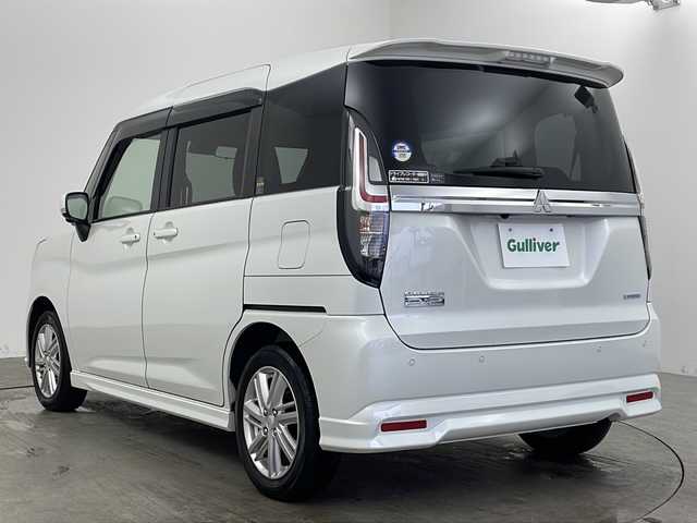三菱 デリカＤ：２ ハイブリッドMZ 全方位カメラパッケージ 兵庫県 2023(令5)年 4.3万km ピュアホワイトP ・社外メモリナビ（MDV-D7098i）/　Bluetoothオーディオ/　CD/DVD再生/　USB接続/　フルセグテレビ/・アラウンドビューモニター/・純正ETC/・レーダークルーズコントロール/・レーンキープアシスト/・衝突被害軽減ブレーキ/・社外フロアマット/・シートヒーター（運転席・助手席）/・純正15インチアルミホイール/・両側パワースライドドア/・ABS/・横滑り防止機能/・後コーナーセンサー/・盗難防止装置/・オートライト/・オートマチックハイビーム/・LEDヘッドライト/・フォグランプ/・ドライブレコーダー/・革巻きステアリング/・革調シートカバー/・ヘッドアップディスプレイ/・W＋サイドエアバック/・カーテンエアバック/・スマートキー/・AACエアコン