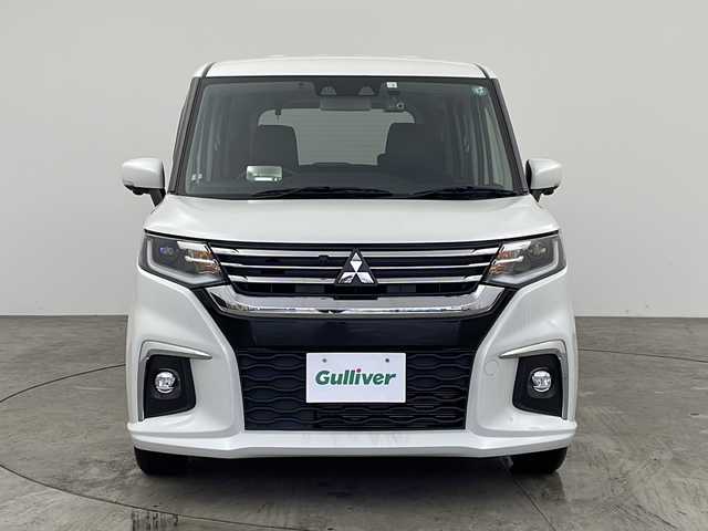 三菱 デリカＤ：２ ハイブリッドMZ 全方位カメラパッケージ 兵庫県 2023(令5)年 4.3万km ピュアホワイトP ・社外メモリナビ（MDV-D7098i）/　Bluetoothオーディオ/　CD/DVD再生/　USB接続/　フルセグテレビ/・アラウンドビューモニター/・純正ETC/・レーダークルーズコントロール/・レーンキープアシスト/・衝突被害軽減ブレーキ/・社外フロアマット/・シートヒーター（運転席・助手席）/・純正15インチアルミホイール/・両側パワースライドドア/・ABS/・横滑り防止機能/・後コーナーセンサー/・盗難防止装置/・オートライト/・オートマチックハイビーム/・LEDヘッドライト/・フォグランプ/・ドライブレコーダー/・革巻きステアリング/・革調シートカバー/・ヘッドアップディスプレイ/・W＋サイドエアバック/・カーテンエアバック/・スマートキー/・AACエアコン