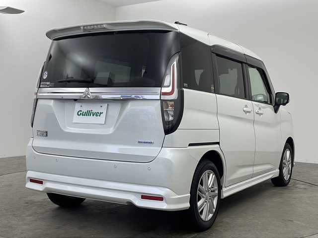 三菱 デリカＤ：２ ハイブリッドMZ 全方位カメラパッケージ 兵庫県 2023(令5)年 4.3万km ピュアホワイトP ・社外メモリナビ（MDV-D7098i）/　Bluetoothオーディオ/　CD/DVD再生/　USB接続/　フルセグテレビ/・アラウンドビューモニター/・純正ETC/・レーダークルーズコントロール/・レーンキープアシスト/・衝突被害軽減ブレーキ/・社外フロアマット/・シートヒーター（運転席・助手席）/・純正15インチアルミホイール/・両側パワースライドドア/・ABS/・横滑り防止機能/・後コーナーセンサー/・盗難防止装置/・オートライト/・オートマチックハイビーム/・LEDヘッドライト/・フォグランプ/・ドライブレコーダー/・革巻きステアリング/・革調シートカバー/・ヘッドアップディスプレイ/・W＋サイドエアバック/・カーテンエアバック/・スマートキー/・AACエアコン