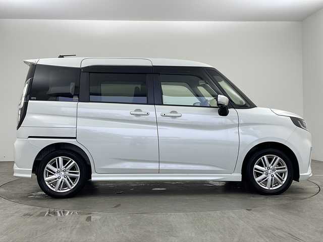 三菱 デリカＤ：２ ハイブリッドMZ 全方位カメラパッケージ 兵庫県 2023(令5)年 4.3万km ピュアホワイトP ・社外メモリナビ（MDV-D7098i）/　Bluetoothオーディオ/　CD/DVD再生/　USB接続/　フルセグテレビ/・アラウンドビューモニター/・純正ETC/・レーダークルーズコントロール/・レーンキープアシスト/・衝突被害軽減ブレーキ/・社外フロアマット/・シートヒーター（運転席・助手席）/・純正15インチアルミホイール/・両側パワースライドドア/・ABS/・横滑り防止機能/・後コーナーセンサー/・盗難防止装置/・オートライト/・オートマチックハイビーム/・LEDヘッドライト/・フォグランプ/・ドライブレコーダー/・革巻きステアリング/・革調シートカバー/・ヘッドアップディスプレイ/・W＋サイドエアバック/・カーテンエアバック/・スマートキー/・AACエアコン