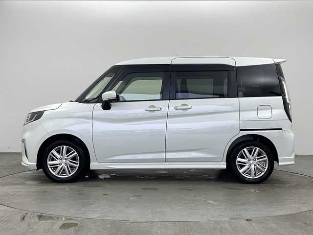 三菱 デリカＤ：２ ハイブリッドMZ 全方位カメラパッケージ 兵庫県 2023(令5)年 4.3万km ピュアホワイトP ・社外メモリナビ（MDV-D7098i）/　Bluetoothオーディオ/　CD/DVD再生/　USB接続/　フルセグテレビ/・アラウンドビューモニター/・純正ETC/・レーダークルーズコントロール/・レーンキープアシスト/・衝突被害軽減ブレーキ/・社外フロアマット/・シートヒーター（運転席・助手席）/・純正15インチアルミホイール/・両側パワースライドドア/・ABS/・横滑り防止機能/・後コーナーセンサー/・盗難防止装置/・オートライト/・オートマチックハイビーム/・LEDヘッドライト/・フォグランプ/・ドライブレコーダー/・革巻きステアリング/・革調シートカバー/・ヘッドアップディスプレイ/・W＋サイドエアバック/・カーテンエアバック/・スマートキー/・AACエアコン