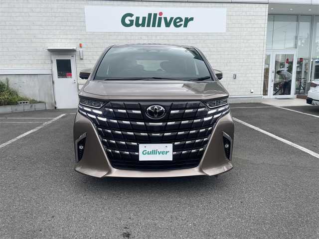 トヨタ アルファード Z 神奈川県 2025(令7)年 0.6万km ゴールド トヨタチームメイト/左右独立ムーンルーフ/ヘッドアップディスプレイ/プレシャスレオブロンド（車体カラー）/自動防眩インナーミラー/ヘッドアップディスプレイ/純13.2型フリップダウンモニター/純正14インチナビ/・Bluetooth/・フルセグTV/トヨタセーフティセンス/・プリクラッシュセーフティ/・レーダークルーズコントロール/・レーンディパーチャーアラート/・オートマチックハイビーム/・レーントレーシングアシスト/LEDヘッドライト/全方位カメラ/1列目、2列目シートヒーター/1列目、2列目シートベンチレーション/1列目、2列目パワーシート/両側パワースライドドア/電動リアゲート/ワイヤレス充電/デジタルミラー/ビルトインETC2.0/ABS/スマートキー×２/新車時手帳/取扱説明書