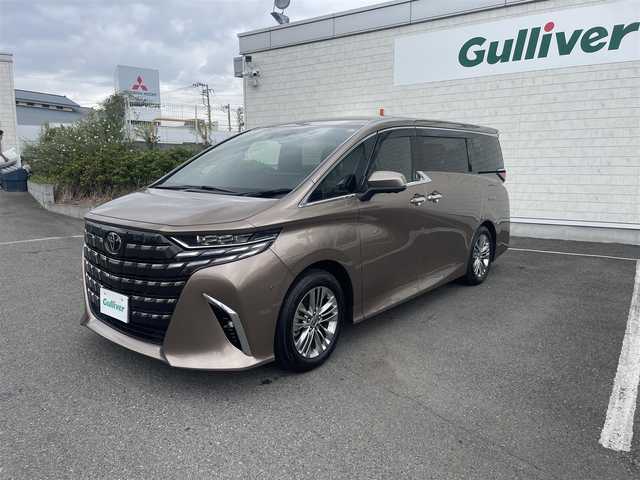 トヨタ アルファード Z 神奈川県 2025(令7)年 0.6万km ゴールド トヨタチームメイト/左右独立ムーンルーフ/ヘッドアップディスプレイ/プレシャスレオブロンド（車体カラー）/自動防眩インナーミラー/ヘッドアップディスプレイ/純13.2型フリップダウンモニター/純正14インチナビ/・Bluetooth/・フルセグTV/トヨタセーフティセンス/・プリクラッシュセーフティ/・レーダークルーズコントロール/・レーンディパーチャーアラート/・オートマチックハイビーム/・レーントレーシングアシスト/LEDヘッドライト/全方位カメラ/1列目、2列目シートヒーター/1列目、2列目シートベンチレーション/1列目、2列目パワーシート/両側パワースライドドア/電動リアゲート/ワイヤレス充電/デジタルミラー/ビルトインETC2.0/ABS/スマートキー×２/新車時手帳/取扱説明書
