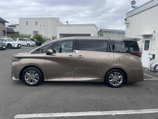 トヨタ アルファード Z 神奈川県 2025(令7)年 0.6万km ゴールド トヨタチームメイト/左右独立ムーンルーフ/ヘッドアップディスプレイ/プレシャスレオブロンド（車体カラー）/自動防眩インナーミラー/ヘッドアップディスプレイ/純13.2型フリップダウンモニター/純正14インチナビ/・Bluetooth/・フルセグTV/トヨタセーフティセンス/・プリクラッシュセーフティ/・レーダークルーズコントロール/・レーンディパーチャーアラート/・オートマチックハイビーム/・レーントレーシングアシスト/LEDヘッドライト/全方位カメラ/1列目、2列目シートヒーター/1列目、2列目シートベンチレーション/1列目、2列目パワーシート/両側パワースライドドア/電動リアゲート/ワイヤレス充電/デジタルミラー/ビルトインETC2.0/ABS/スマートキー×２/新車時手帳/取扱説明書