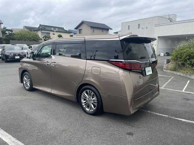 トヨタ アルファード Z 神奈川県 2025(令7)年 0.6万km ゴールド トヨタチームメイト/左右独立ムーンルーフ/ヘッドアップディスプレイ/プレシャスレオブロンド（車体カラー）/自動防眩インナーミラー/ヘッドアップディスプレイ/純13.2型フリップダウンモニター/純正14インチナビ/・Bluetooth/・フルセグTV/トヨタセーフティセンス/・プリクラッシュセーフティ/・レーダークルーズコントロール/・レーンディパーチャーアラート/・オートマチックハイビーム/・レーントレーシングアシスト/LEDヘッドライト/全方位カメラ/1列目、2列目シートヒーター/1列目、2列目シートベンチレーション/1列目、2列目パワーシート/両側パワースライドドア/電動リアゲート/ワイヤレス充電/デジタルミラー/ビルトインETC2.0/ABS/スマートキー×２/新車時手帳/取扱説明書