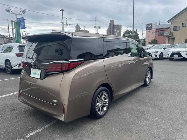 トヨタ アルファード Z 神奈川県 2025(令7)年 0.6万km ゴールド トヨタチームメイト/左右独立ムーンルーフ/ヘッドアップディスプレイ/プレシャスレオブロンド（車体カラー）/自動防眩インナーミラー/ヘッドアップディスプレイ/純13.2型フリップダウンモニター/純正14インチナビ/・Bluetooth/・フルセグTV/トヨタセーフティセンス/・プリクラッシュセーフティ/・レーダークルーズコントロール/・レーンディパーチャーアラート/・オートマチックハイビーム/・レーントレーシングアシスト/LEDヘッドライト/全方位カメラ/1列目、2列目シートヒーター/1列目、2列目シートベンチレーション/1列目、2列目パワーシート/両側パワースライドドア/電動リアゲート/ワイヤレス充電/デジタルミラー/ビルトインETC2.0/ABS/スマートキー×２/新車時手帳/取扱説明書