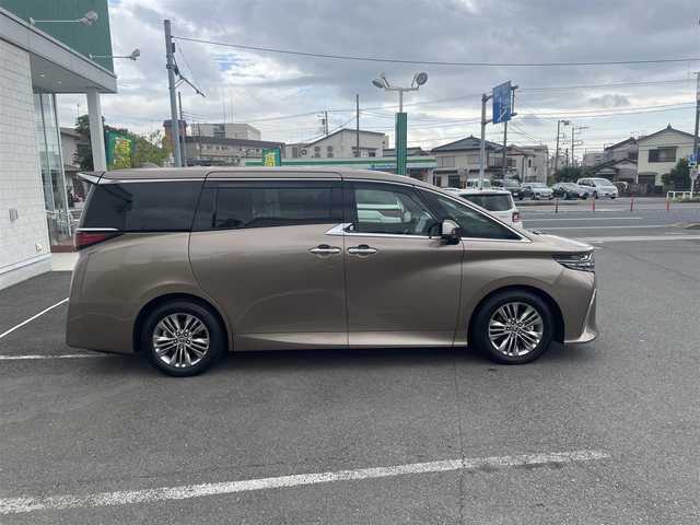 トヨタ アルファード Z 神奈川県 2025(令7)年 0.6万km ゴールド トヨタチームメイト/左右独立ムーンルーフ/ヘッドアップディスプレイ/プレシャスレオブロンド（車体カラー）/自動防眩インナーミラー/ヘッドアップディスプレイ/純13.2型フリップダウンモニター/純正14インチナビ/・Bluetooth/・フルセグTV/トヨタセーフティセンス/・プリクラッシュセーフティ/・レーダークルーズコントロール/・レーンディパーチャーアラート/・オートマチックハイビーム/・レーントレーシングアシスト/LEDヘッドライト/全方位カメラ/1列目、2列目シートヒーター/1列目、2列目シートベンチレーション/1列目、2列目パワーシート/両側パワースライドドア/電動リアゲート/ワイヤレス充電/デジタルミラー/ビルトインETC2.0/ABS/スマートキー×２/新車時手帳/取扱説明書
