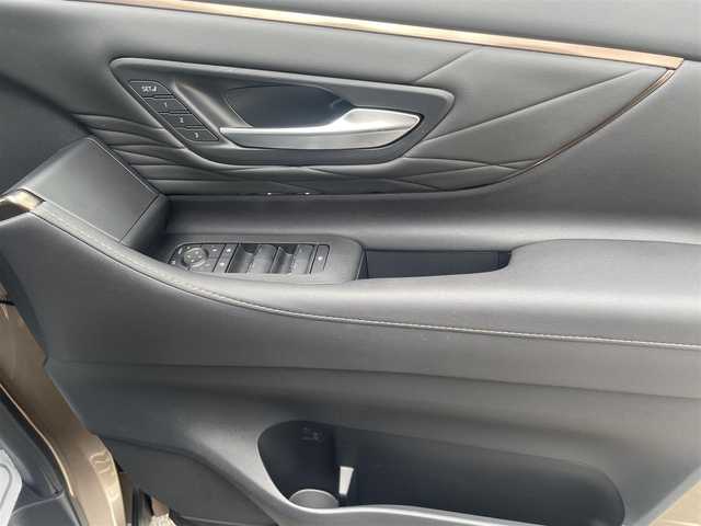 トヨタ アルファード Z 神奈川県 2025(令7)年 0.6万km ゴールド トヨタチームメイト/左右独立ムーンルーフ/ヘッドアップディスプレイ/プレシャスレオブロンド（車体カラー）/自動防眩インナーミラー/ヘッドアップディスプレイ/純13.2型フリップダウンモニター/純正14インチナビ/・Bluetooth/・フルセグTV/トヨタセーフティセンス/・プリクラッシュセーフティ/・レーダークルーズコントロール/・レーンディパーチャーアラート/・オートマチックハイビーム/・レーントレーシングアシスト/LEDヘッドライト/全方位カメラ/1列目、2列目シートヒーター/1列目、2列目シートベンチレーション/1列目、2列目パワーシート/両側パワースライドドア/電動リアゲート/ワイヤレス充電/デジタルミラー/ビルトインETC2.0/ABS/スマートキー×２/新車時手帳/取扱説明書