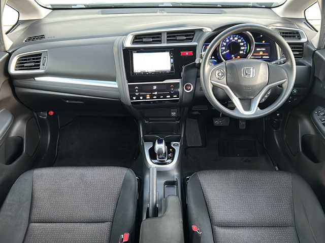 ホンダ フィット ハイブリット Fパッケージ 秋田県 2015(平27)年 8.1万km プレミアムホワイトパールⅡ ・ＥＴＣ/・純正ナビ/・Ｂｌｕｅｔｏｏｔｈ/・オートエアコン/・衝突軽減ブレーキ/・クルーズコントロール/・スマートキー/・スペアキー/・純正フロアマット