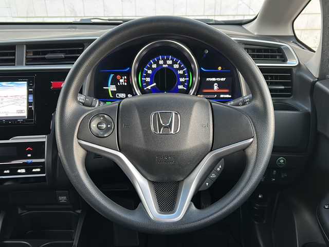 ホンダ フィット ハイブリット Fパッケージ 秋田県 2015(平27)年 8.1万km プレミアムホワイトパールⅡ ・ＥＴＣ/・純正ナビ/・Ｂｌｕｅｔｏｏｔｈ/・オートエアコン/・衝突軽減ブレーキ/・クルーズコントロール/・スマートキー/・スペアキー/・純正フロアマット