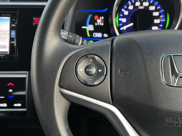 ホンダ フィット ハイブリット Fパッケージ 秋田県 2015(平27)年 8.1万km プレミアムホワイトパールⅡ ・ＥＴＣ/・純正ナビ/・Ｂｌｕｅｔｏｏｔｈ/・オートエアコン/・衝突軽減ブレーキ/・クルーズコントロール/・スマートキー/・スペアキー/・純正フロアマット