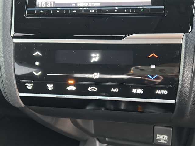 ホンダ フィット ハイブリット Fパッケージ 秋田県 2015(平27)年 8.1万km プレミアムホワイトパールⅡ ・ＥＴＣ/・純正ナビ/・Ｂｌｕｅｔｏｏｔｈ/・オートエアコン/・衝突軽減ブレーキ/・クルーズコントロール/・スマートキー/・スペアキー/・純正フロアマット