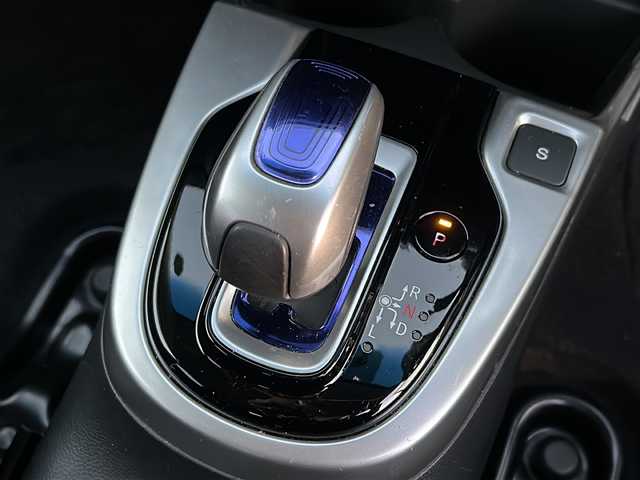 ホンダ フィット ハイブリット Fパッケージ 秋田県 2015(平27)年 8.1万km プレミアムホワイトパールⅡ ・ＥＴＣ/・純正ナビ/・Ｂｌｕｅｔｏｏｔｈ/・オートエアコン/・衝突軽減ブレーキ/・クルーズコントロール/・スマートキー/・スペアキー/・純正フロアマット