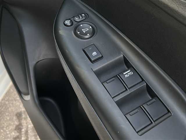 ホンダ フィット ハイブリット Fパッケージ 秋田県 2015(平27)年 8.1万km プレミアムホワイトパールⅡ ・ＥＴＣ/・純正ナビ/・Ｂｌｕｅｔｏｏｔｈ/・オートエアコン/・衝突軽減ブレーキ/・クルーズコントロール/・スマートキー/・スペアキー/・純正フロアマット