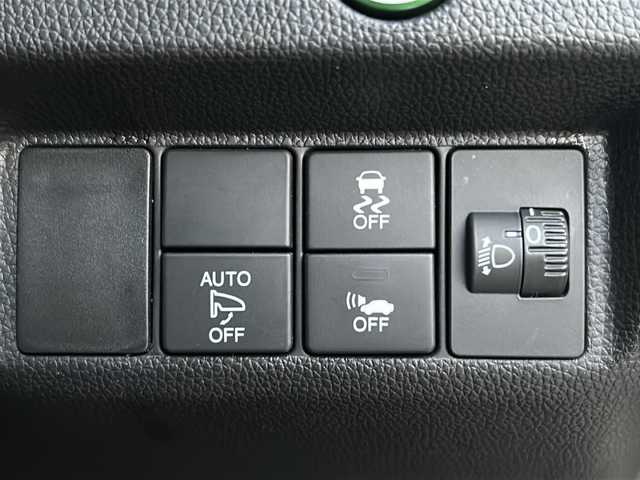 ホンダ フィット ハイブリット Fパッケージ 秋田県 2015(平27)年 8.1万km プレミアムホワイトパールⅡ ・ＥＴＣ/・純正ナビ/・Ｂｌｕｅｔｏｏｔｈ/・オートエアコン/・衝突軽減ブレーキ/・クルーズコントロール/・スマートキー/・スペアキー/・純正フロアマット