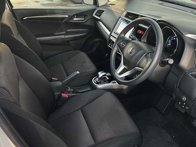 ホンダ フィット ハイブリット Fパッケージ 秋田県 2015(平27)年 8.1万km プレミアムホワイトパールⅡ ・ＥＴＣ/・純正ナビ/・Ｂｌｕｅｔｏｏｔｈ/・オートエアコン/・衝突軽減ブレーキ/・クルーズコントロール/・スマートキー/・スペアキー/・純正フロアマット