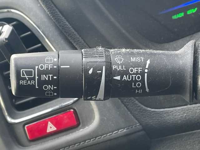 ホンダ ヴェゼル ハイブリッド Z 大阪府 2014(平26)年 13.1万km ホワイトオーキッドパール ”(株)IDOMが運営する【じしゃロン堺店】の自社ローン専用車両になります。/こちらは現金またはオートローンご利用時の価格です。自社ローンご希望の方は別途その旨お申付け下さい”