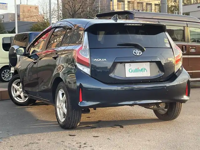 トヨタ アクア G 道央・札幌 2017(平29)年 10.7万km ブラッキッシュアゲハガラスフレーク ・ワンオーナー/・衝突軽減ブレーキ/・寒冷地仕様/・純正SDナビ/CD&DVD&BT&USB&HDMI&フルセグTV/・バックカメラ/・クルーズコントロール/・ETC/・ABS/・横滑り防止装置/・レーンキープアシスト/・盗難防止装置/・オートライト/・オートマチックハイビーム/・オートリトラミラー/・ウィンカーミラー/・ドアバイザー/・スマートキー/・スペアキー1本/・エンジンスターター/・保証書/・取扱説明書