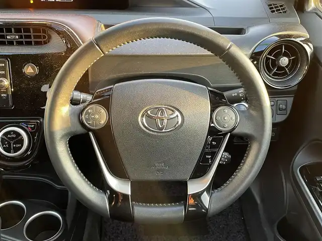 トヨタ アクア G 道央・札幌 2017(平29)年 10.7万km ブラッキッシュアゲハガラスフレーク ・ワンオーナー/・衝突軽減ブレーキ/・寒冷地仕様/・純正SDナビ/CD&DVD&BT&USB&HDMI&フルセグTV/・バックカメラ/・クルーズコントロール/・ETC/・ABS/・横滑り防止装置/・レーンキープアシスト/・盗難防止装置/・オートライト/・オートマチックハイビーム/・オートリトラミラー/・ウィンカーミラー/・ドアバイザー/・スマートキー/・スペアキー1本/・エンジンスターター/・保証書/・取扱説明書