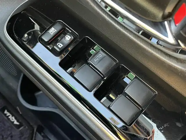 トヨタ アクア G 道央・札幌 2017(平29)年 10.7万km ブラッキッシュアゲハガラスフレーク ・ワンオーナー/・衝突軽減ブレーキ/・寒冷地仕様/・純正SDナビ/CD&DVD&BT&USB&HDMI&フルセグTV/・バックカメラ/・クルーズコントロール/・ETC/・ABS/・横滑り防止装置/・レーンキープアシスト/・盗難防止装置/・オートライト/・オートマチックハイビーム/・オートリトラミラー/・ウィンカーミラー/・ドアバイザー/・スマートキー/・スペアキー1本/・エンジンスターター/・保証書/・取扱説明書