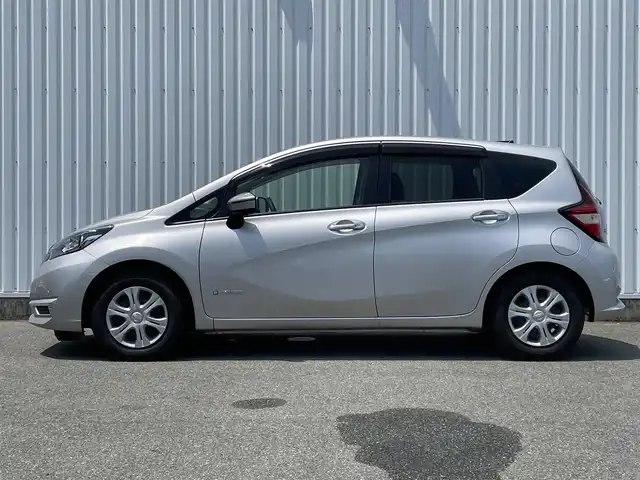日産 ノート e－パワー X 福岡県 2016(平28)年 3.5万km ブリリアントシルバー 純正ナビ（ＭＭ３１６Ｄ－Ｗ）/フルセグTV/CD/DVD/SD/AUX/全周囲カメラ/衝突軽減/デジタルインナーミラー/レーンアシスト/コーナーセンサー/ＬＥＤヘッドライト/ＥＴＣ/スマートキー/プッシュスタート/オートライト