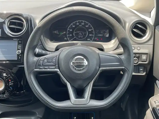 日産 ノート e－パワー X 福岡県 2016(平28)年 3.5万km ブリリアントシルバー 純正ナビ（ＭＭ３１６Ｄ－Ｗ）/フルセグTV/CD/DVD/SD/AUX/全周囲カメラ/衝突軽減/デジタルインナーミラー/レーンアシスト/コーナーセンサー/ＬＥＤヘッドライト/ＥＴＣ/スマートキー/プッシュスタート/オートライト