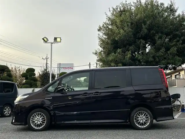 トヨタ ノア ハイブリッド Si 東京都 2016(平28)年 4.4万km ボルドーマイカメタリック ワンオーナー/純正9インチナビ/フルセグTV／Bluetoothオーディオ／DVD再生/バックカメラ/12.1型フリップダウンモニター(V12T-R66C)/両側パワースライドドア/純正ETC2.0/LEDヘッドランプ/トヨタセーフティセンス/スマートキー×2