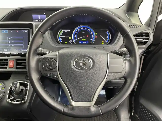 トヨタ ノア ハイブリッド Si 宮城県 2016(平28)年 4.4万km ボルドーマイカメタリック 純正9型ナビ/後席モニター/両側パワースライドドア/プリクラッシュセーフティ/レーンディパーチャーアラート/オートマチックハイビーム/バックモニター/ETC2.0/フロントウィンドウ熱線/LEDヘッドランプ/フォグランプ/フルセグTV/Bluetoothオーディオ/CD/DVD/スマートキー/禁煙車