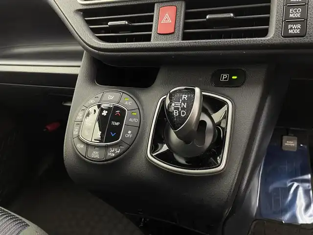 トヨタ ノア ハイブリッド Si 宮城県 2016(平28)年 4.4万km ボルドーマイカメタリック 純正9型ナビ/後席モニター/両側パワースライドドア/プリクラッシュセーフティ/レーンディパーチャーアラート/オートマチックハイビーム/バックモニター/ETC2.0/フロントウィンドウ熱線/LEDヘッドランプ/フォグランプ/フルセグTV/Bluetoothオーディオ/CD/DVD/スマートキー/禁煙車