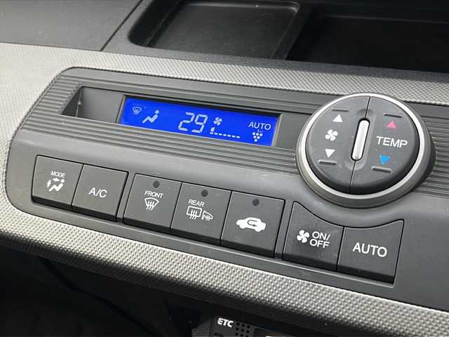 ホンダ フリード ハイブリット ジャストセレクション 宮城県 2015(平27)年 8.8万km ホワイトオーキッドパール 禁煙車/両側パワースライドドア/社外7インチナビ/（BT.CD.DVD.AUX.USB.SD）/バックカメラ/フルセグテレビ/ビルトインETC/革巻きステアリング/ステアリングスイッチ/プッシュスタート/スマートキー/スペアキー/ハーフレザーシート/純正フロアマット/純正15インチアルミホイール/社外15インチアルミホイール付冬タイヤ積込/横滑り防止機能/オートライト/パワーステアリング/パワーウインドウ