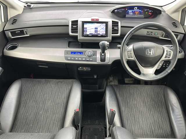 ホンダ フリード ハイブリット ジャストセレクション 宮城県 2015(平27)年 8.8万km ホワイトオーキッドパール 禁煙車/両側パワースライドドア/社外7インチナビ/（BT.CD.DVD.AUX.USB.SD）/バックカメラ/フルセグテレビ/ビルトインETC/革巻きステアリング/ステアリングスイッチ/プッシュスタート/スマートキー/スペアキー/ハーフレザーシート/純正フロアマット/純正15インチアルミホイール/社外15インチアルミホイール付冬タイヤ積込/横滑り防止機能/オートライト/パワーステアリング/パワーウインドウ