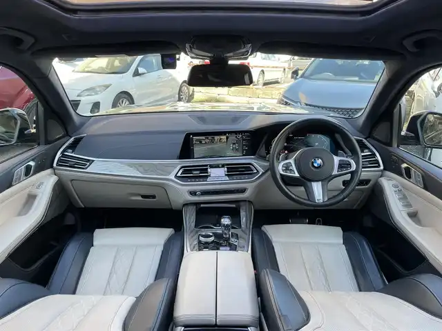 ＢＭＷ Ｘ７ M50i 東京都 2019(令1)年 3万km グレー スカイラウンジパノラマサンルーフ/ターボ/4WD/純正HDDナビ/ (フルセグTV/Bluetooth/USB/SD)/トップビューカメラ/ミラー一体型ETC/ハーマンカードンサラウンドシステム/リアシートエンターテインメントシステム/前方ドライブレコーダー/レザーシート/1・2列目パワーシート/1・2列目シートヒーター/前席エアーシート/1列目マッサージ機能/3列シート/パワーバックドア/パーキングアシストプラス/・パークディスタンスコントロール/・パーキングアシスト/・サイドビューカメラ/リアビューカメラ/・後退時ステアリングアシスト機能/ドライビングアシストプロフェッショナル/・アクティブクルーズコントロール/・レーンコントロールアシスト/・レーンディパーチャーウォーニング/・レーンチェンジウォーニング/・前車接近警報機能/・衝突回避被害軽減ブレーキ/・後車衝突警報機能/ヘッドアップディスプレイ/横滑り防止装置/ルーフレール/スマートキー/純正21インチアルミホイール/パドルシフト/純正LEDヘッドライト/カーテンエアバック/スペアキー1本/保証書/取扱説明書