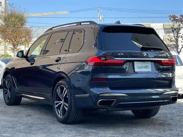 ＢＭＷ Ｘ７ M50i 東京都 2019(令1)年 3万km グレー スカイラウンジパノラマサンルーフ/ターボ/4WD/純正HDDナビ/ (フルセグTV/Bluetooth/USB/SD)/トップビューカメラ/ミラー一体型ETC/ハーマンカードンサラウンドシステム/リアシートエンターテインメントシステム/前方ドライブレコーダー/レザーシート/1・2列目パワーシート/1・2列目シートヒーター/前席エアーシート/1列目マッサージ機能/3列シート/パワーバックドア/パーキングアシストプラス/・パークディスタンスコントロール/・パーキングアシスト/・サイドビューカメラ/リアビューカメラ/・後退時ステアリングアシスト機能/ドライビングアシストプロフェッショナル/・アクティブクルーズコントロール/・レーンコントロールアシスト/・レーンディパーチャーウォーニング/・レーンチェンジウォーニング/・前車接近警報機能/・衝突回避被害軽減ブレーキ/・後車衝突警報機能/ヘッドアップディスプレイ/横滑り防止装置/ルーフレール/スマートキー/純正21インチアルミホイール/パドルシフト/純正LEDヘッドライト/カーテンエアバック/スペアキー1本/保証書/取扱説明書