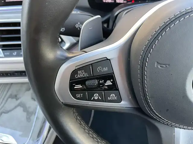 ＢＭＷ Ｘ７ M50i 東京都 2019(令1)年 3万km グレー スカイラウンジパノラマサンルーフ/ターボ/4WD/純正HDDナビ/ (フルセグTV/Bluetooth/USB/SD)/トップビューカメラ/ミラー一体型ETC/ハーマンカードンサラウンドシステム/リアシートエンターテインメントシステム/前方ドライブレコーダー/レザーシート/1・2列目パワーシート/1・2列目シートヒーター/前席エアーシート/1列目マッサージ機能/3列シート/パワーバックドア/パーキングアシストプラス/・パークディスタンスコントロール/・パーキングアシスト/・サイドビューカメラ/リアビューカメラ/・後退時ステアリングアシスト機能/ドライビングアシストプロフェッショナル/・アクティブクルーズコントロール/・レーンコントロールアシスト/・レーンディパーチャーウォーニング/・レーンチェンジウォーニング/・前車接近警報機能/・衝突回避被害軽減ブレーキ/・後車衝突警報機能/ヘッドアップディスプレイ/横滑り防止装置/ルーフレール/スマートキー/純正21インチアルミホイール/パドルシフト/純正LEDヘッドライト/カーテンエアバック/スペアキー1本/保証書/取扱説明書