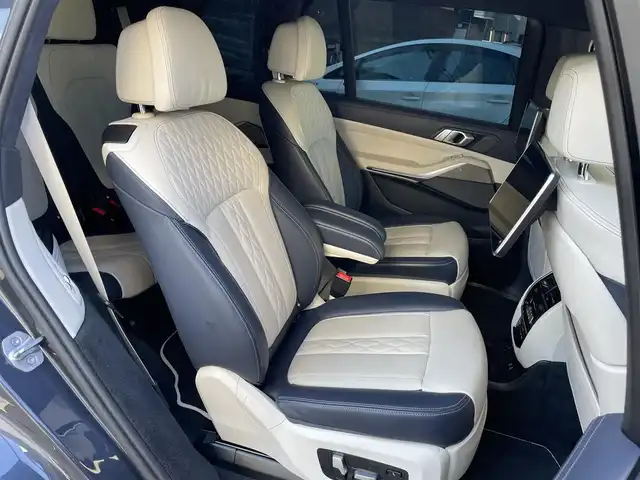 ＢＭＷ Ｘ７ M50i 東京都 2019(令1)年 3万km グレー スカイラウンジパノラマサンルーフ/ターボ/4WD/純正HDDナビ/ (フルセグTV/Bluetooth/USB/SD)/トップビューカメラ/ミラー一体型ETC/ハーマンカードンサラウンドシステム/リアシートエンターテインメントシステム/前方ドライブレコーダー/レザーシート/1・2列目パワーシート/1・2列目シートヒーター/前席エアーシート/1列目マッサージ機能/3列シート/パワーバックドア/パーキングアシストプラス/・パークディスタンスコントロール/・パーキングアシスト/・サイドビューカメラ/リアビューカメラ/・後退時ステアリングアシスト機能/ドライビングアシストプロフェッショナル/・アクティブクルーズコントロール/・レーンコントロールアシスト/・レーンディパーチャーウォーニング/・レーンチェンジウォーニング/・前車接近警報機能/・衝突回避被害軽減ブレーキ/・後車衝突警報機能/ヘッドアップディスプレイ/横滑り防止装置/ルーフレール/スマートキー/純正21インチアルミホイール/パドルシフト/純正LEDヘッドライト/カーテンエアバック/スペアキー1本/保証書/取扱説明書