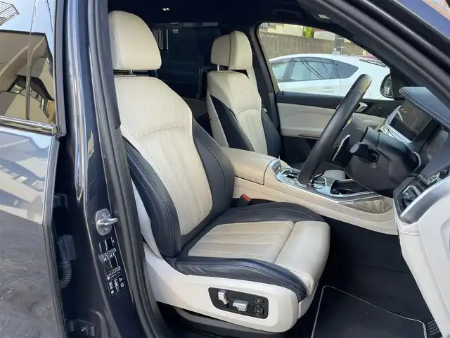 ＢＭＷ Ｘ７ M50i 東京都 2019(令1)年 3万km グレー スカイラウンジパノラマサンルーフ/ターボ/4WD/純正HDDナビ/ (フルセグTV/Bluetooth/USB/SD)/トップビューカメラ/ミラー一体型ETC/ハーマンカードンサラウンドシステム/リアシートエンターテインメントシステム/前方ドライブレコーダー/レザーシート/1・2列目パワーシート/1・2列目シートヒーター/前席エアーシート/1列目マッサージ機能/3列シート/パワーバックドア/パーキングアシストプラス/・パークディスタンスコントロール/・パーキングアシスト/・サイドビューカメラ/リアビューカメラ/・後退時ステアリングアシスト機能/ドライビングアシストプロフェッショナル/・アクティブクルーズコントロール/・レーンコントロールアシスト/・レーンディパーチャーウォーニング/・レーンチェンジウォーニング/・前車接近警報機能/・衝突回避被害軽減ブレーキ/・後車衝突警報機能/ヘッドアップディスプレイ/横滑り防止装置/ルーフレール/スマートキー/純正21インチアルミホイール/パドルシフト/純正LEDヘッドライト/カーテンエアバック/スペアキー1本/保証書/取扱説明書