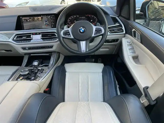 ＢＭＷ Ｘ７ M50i 東京都 2019(令1)年 3万km グレー スカイラウンジパノラマサンルーフ/ターボ/4WD/純正HDDナビ/ (フルセグTV/Bluetooth/USB/SD)/トップビューカメラ/ミラー一体型ETC/ハーマンカードンサラウンドシステム/リアシートエンターテインメントシステム/前方ドライブレコーダー/レザーシート/1・2列目パワーシート/1・2列目シートヒーター/前席エアーシート/1列目マッサージ機能/3列シート/パワーバックドア/パーキングアシストプラス/・パークディスタンスコントロール/・パーキングアシスト/・サイドビューカメラ/リアビューカメラ/・後退時ステアリングアシスト機能/ドライビングアシストプロフェッショナル/・アクティブクルーズコントロール/・レーンコントロールアシスト/・レーンディパーチャーウォーニング/・レーンチェンジウォーニング/・前車接近警報機能/・衝突回避被害軽減ブレーキ/・後車衝突警報機能/ヘッドアップディスプレイ/横滑り防止装置/ルーフレール/スマートキー/純正21インチアルミホイール/パドルシフト/純正LEDヘッドライト/カーテンエアバック/スペアキー1本/保証書/取扱説明書