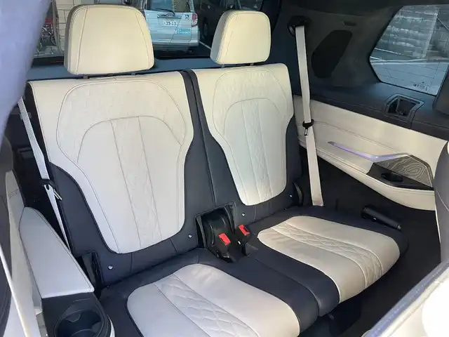 ＢＭＷ Ｘ７ M50i 東京都 2019(令1)年 3万km グレー スカイラウンジパノラマサンルーフ/ターボ/4WD/純正HDDナビ/ (フルセグTV/Bluetooth/USB/SD)/トップビューカメラ/ミラー一体型ETC/ハーマンカードンサラウンドシステム/リアシートエンターテインメントシステム/前方ドライブレコーダー/レザーシート/1・2列目パワーシート/1・2列目シートヒーター/前席エアーシート/1列目マッサージ機能/3列シート/パワーバックドア/パーキングアシストプラス/・パークディスタンスコントロール/・パーキングアシスト/・サイドビューカメラ/リアビューカメラ/・後退時ステアリングアシスト機能/ドライビングアシストプロフェッショナル/・アクティブクルーズコントロール/・レーンコントロールアシスト/・レーンディパーチャーウォーニング/・レーンチェンジウォーニング/・前車接近警報機能/・衝突回避被害軽減ブレーキ/・後車衝突警報機能/ヘッドアップディスプレイ/横滑り防止装置/ルーフレール/スマートキー/純正21インチアルミホイール/パドルシフト/純正LEDヘッドライト/カーテンエアバック/スペアキー1本/保証書/取扱説明書