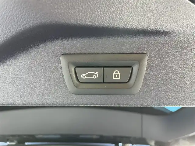 ＢＭＷ Ｘ７ M50i 東京都 2019(令1)年 3万km グレー スカイラウンジパノラマサンルーフ/ターボ/4WD/純正HDDナビ/ (フルセグTV/Bluetooth/USB/SD)/トップビューカメラ/ミラー一体型ETC/ハーマンカードンサラウンドシステム/リアシートエンターテインメントシステム/前方ドライブレコーダー/レザーシート/1・2列目パワーシート/1・2列目シートヒーター/前席エアーシート/1列目マッサージ機能/3列シート/パワーバックドア/パーキングアシストプラス/・パークディスタンスコントロール/・パーキングアシスト/・サイドビューカメラ/リアビューカメラ/・後退時ステアリングアシスト機能/ドライビングアシストプロフェッショナル/・アクティブクルーズコントロール/・レーンコントロールアシスト/・レーンディパーチャーウォーニング/・レーンチェンジウォーニング/・前車接近警報機能/・衝突回避被害軽減ブレーキ/・後車衝突警報機能/ヘッドアップディスプレイ/横滑り防止装置/ルーフレール/スマートキー/純正21インチアルミホイール/パドルシフト/純正LEDヘッドライト/カーテンエアバック/スペアキー1本/保証書/取扱説明書