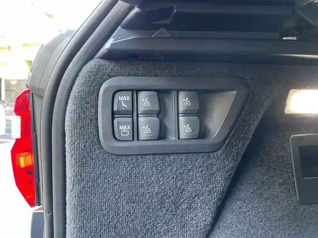 ＢＭＷ Ｘ７ M50i 東京都 2019(令1)年 3万km グレー スカイラウンジパノラマサンルーフ/ターボ/4WD/純正HDDナビ/ (フルセグTV/Bluetooth/USB/SD)/トップビューカメラ/ミラー一体型ETC/ハーマンカードンサラウンドシステム/リアシートエンターテインメントシステム/前方ドライブレコーダー/レザーシート/1・2列目パワーシート/1・2列目シートヒーター/前席エアーシート/1列目マッサージ機能/3列シート/パワーバックドア/パーキングアシストプラス/・パークディスタンスコントロール/・パーキングアシスト/・サイドビューカメラ/リアビューカメラ/・後退時ステアリングアシスト機能/ドライビングアシストプロフェッショナル/・アクティブクルーズコントロール/・レーンコントロールアシスト/・レーンディパーチャーウォーニング/・レーンチェンジウォーニング/・前車接近警報機能/・衝突回避被害軽減ブレーキ/・後車衝突警報機能/ヘッドアップディスプレイ/横滑り防止装置/ルーフレール/スマートキー/純正21インチアルミホイール/パドルシフト/純正LEDヘッドライト/カーテンエアバック/スペアキー1本/保証書/取扱説明書